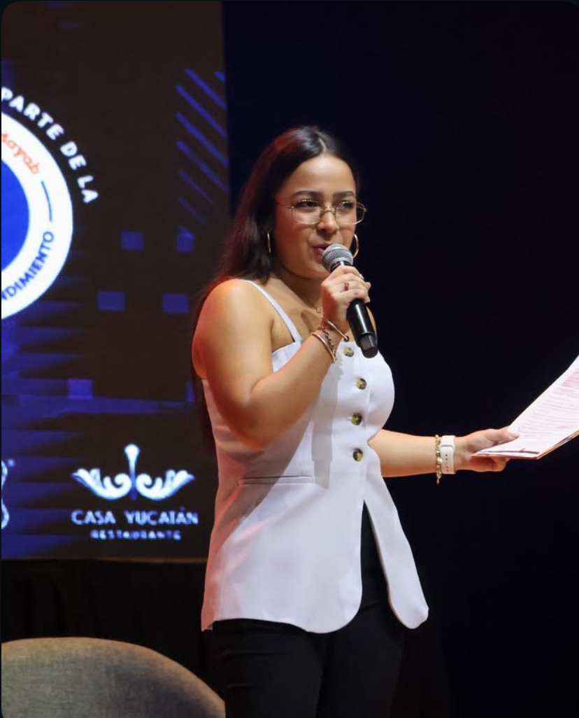 Danna Hernández conduciendo un evento frente a cámara